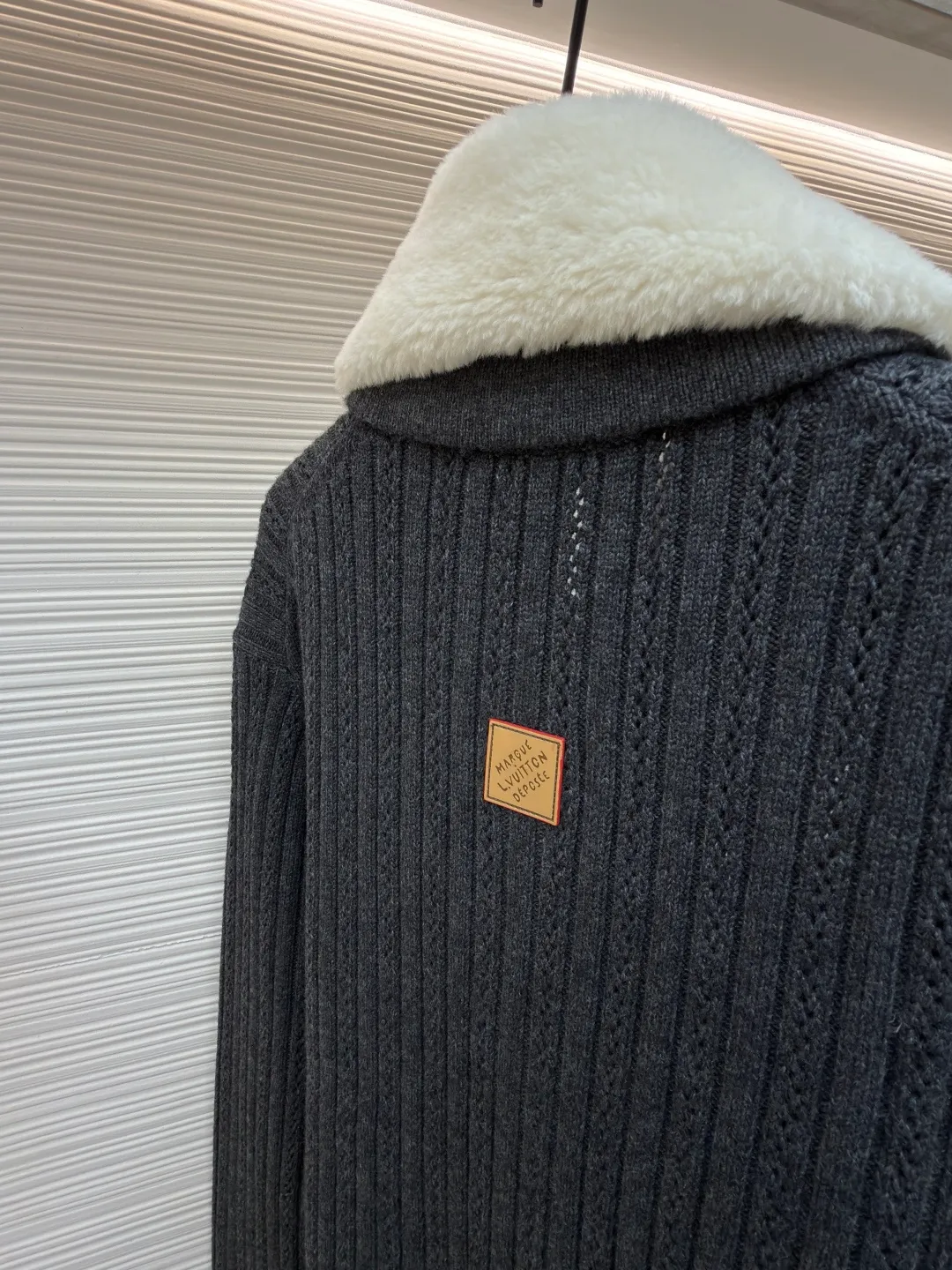 LOUIS VUITTON Cashmere Wool Zipper Tunic Jacket ●Original version: Purchased and developed by 46989 ●Item number: 1682189-C00 ●Fabric: wool blended fabric ●Technology: knitted ●Color: gray ●Version: fitted version ●Weight: about 855 grams ●Size: S-M-L-XL ●Description: This LOUIS VUITTON FW25 cashmere wool zippered belted jacket. The fabric is made of rare cashmere and merino wool blended. It has been combed to remove impurities. It is knitted with 16-needle fine gauge to create a three-dimensional vertical pit stripe texture. The pit stripes are accurately positioned by a computer jacquard machine, with even spacing and a strong three-dimensional effect. The collar is made of high-quality mink fur, which is trimmed and shaped by hand. The fur is fluffy and smooth. It is decorated with metal buckles and leather patches. The leather patches are vegetable tanned, with a delicate texture and wear resistance. The placket has a custom-made metal zipper with electroplated and polished teeth. The zipper and body are fixed by hand caulking, and the stitching is hidden and firm. The waist girdle structure uses built-in elastic webbing, combined with ergonomic three-dimensional tailoring. The cuffs and hem are designed with ribbed edges and are pre-shrunk at high temperatures to prevent them from loosening. The overall sewing has gone through multiple quality control processes. From fabric weaving to detail assembly, the brand's strict craftsmanship standards are followed, showing the quality of luxury craftsmanship. The overall wiring is straight and delicate, the fabric is comfortable and soft, and the color is consistent without color difference. It can be matched with the same style to create a fashionable look and control various occasions. Customized accessories, complete with three standards, same style for men and women!